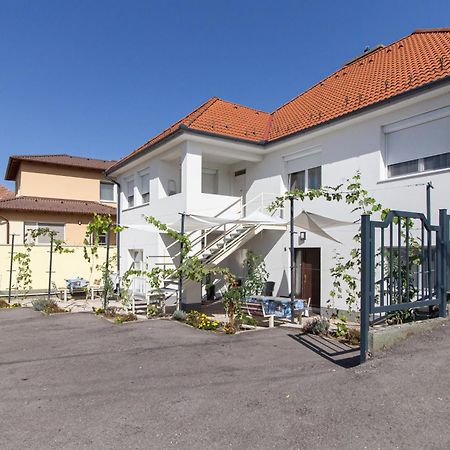 Deli Terasz B Apartman Free Parking, Self-Check-In Anytime เยอร์ ภายนอก รูปภาพ