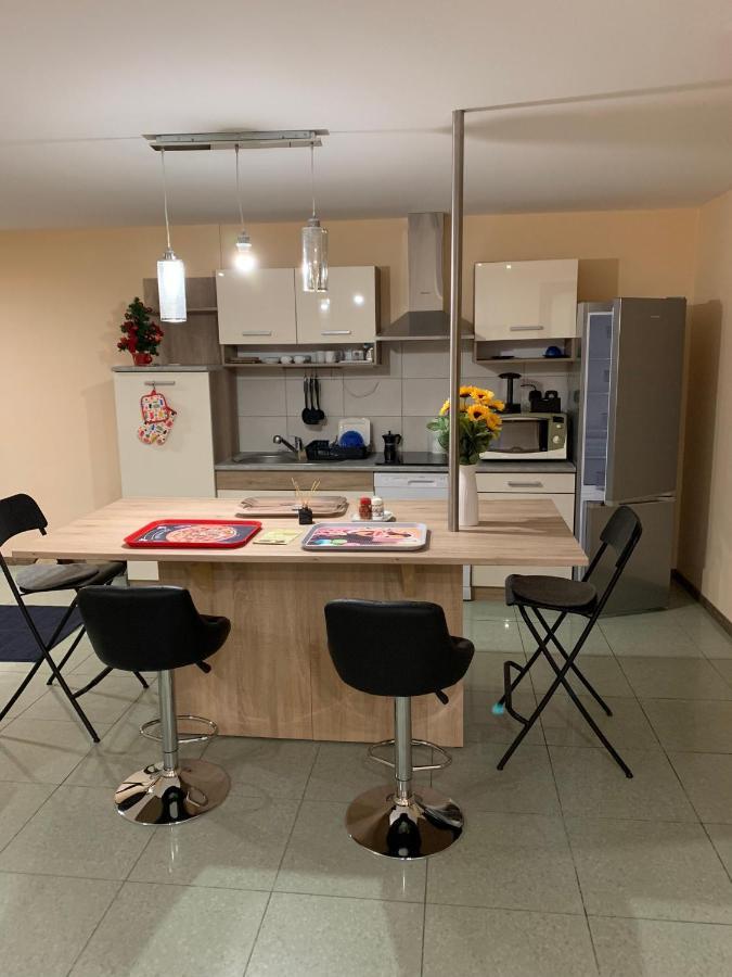 Deli Terasz B Apartman Free Parking, Self-Check-In Anytime เยอร์ ภายนอก รูปภาพ