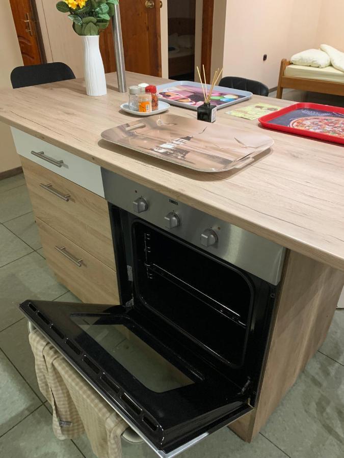 Deli Terasz B Apartman Free Parking, Self-Check-In Anytime เยอร์ ภายนอก รูปภาพ