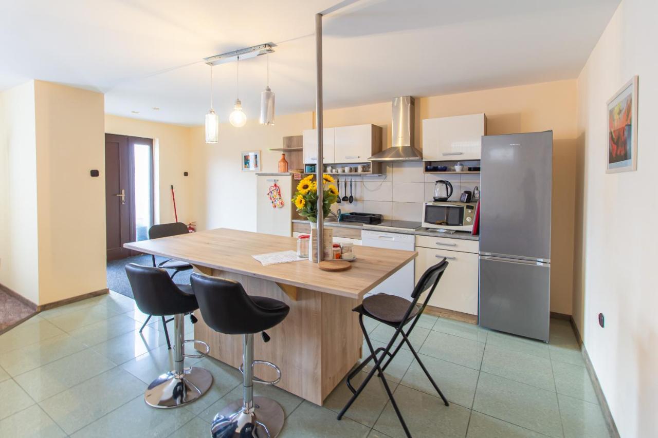 Deli Terasz B Apartman Free Parking, Self-Check-In Anytime เยอร์ ภายนอก รูปภาพ