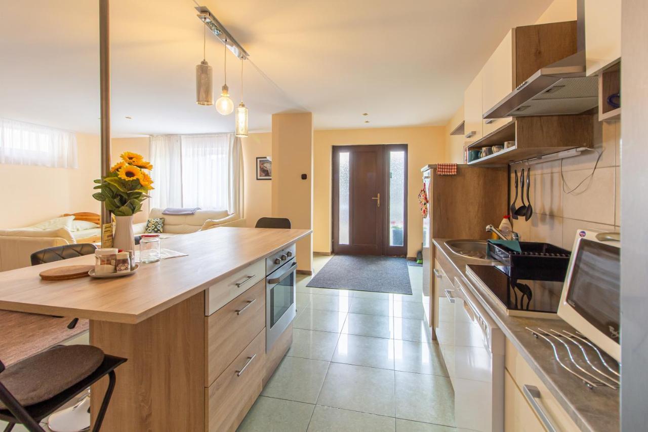 Deli Terasz B Apartman Free Parking, Self-Check-In Anytime เยอร์ ภายนอก รูปภาพ