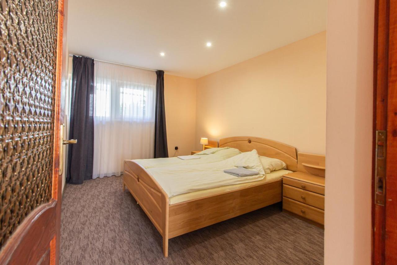 Deli Terasz B Apartman Free Parking, Self-Check-In Anytime เยอร์ ภายนอก รูปภาพ