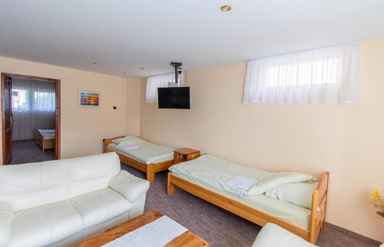 Deli Terasz B Apartman Free Parking, Self-Check-In Anytime เยอร์ ภายนอก รูปภาพ