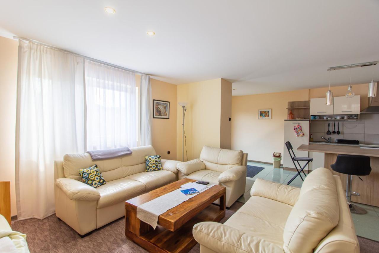 Deli Terasz B Apartman Free Parking, Self-Check-In Anytime เยอร์ ภายนอก รูปภาพ