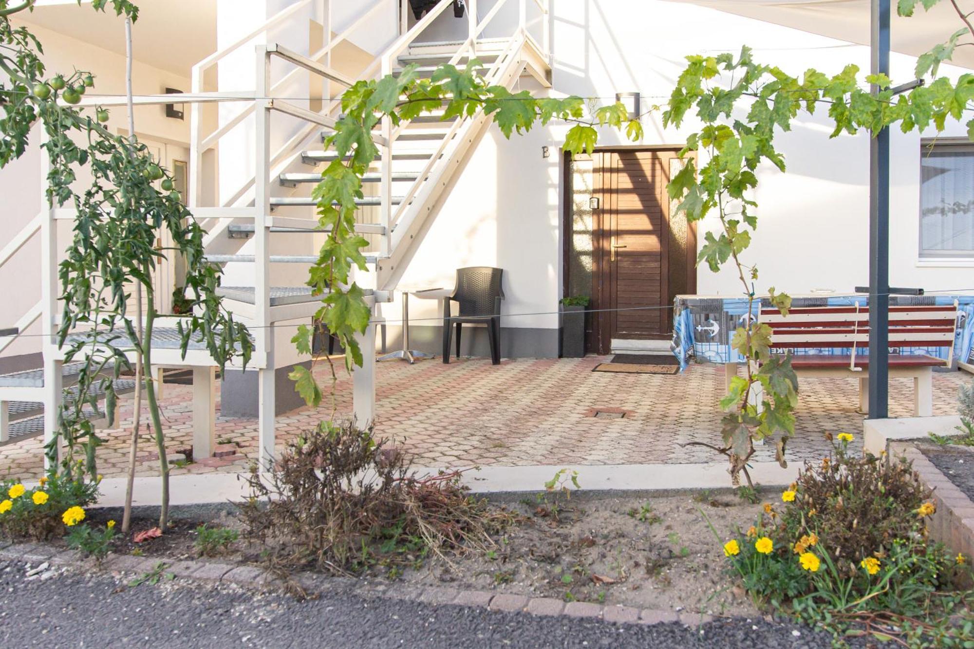 Deli Terasz B Apartman Free Parking, Self-Check-In Anytime เยอร์ ภายนอก รูปภาพ