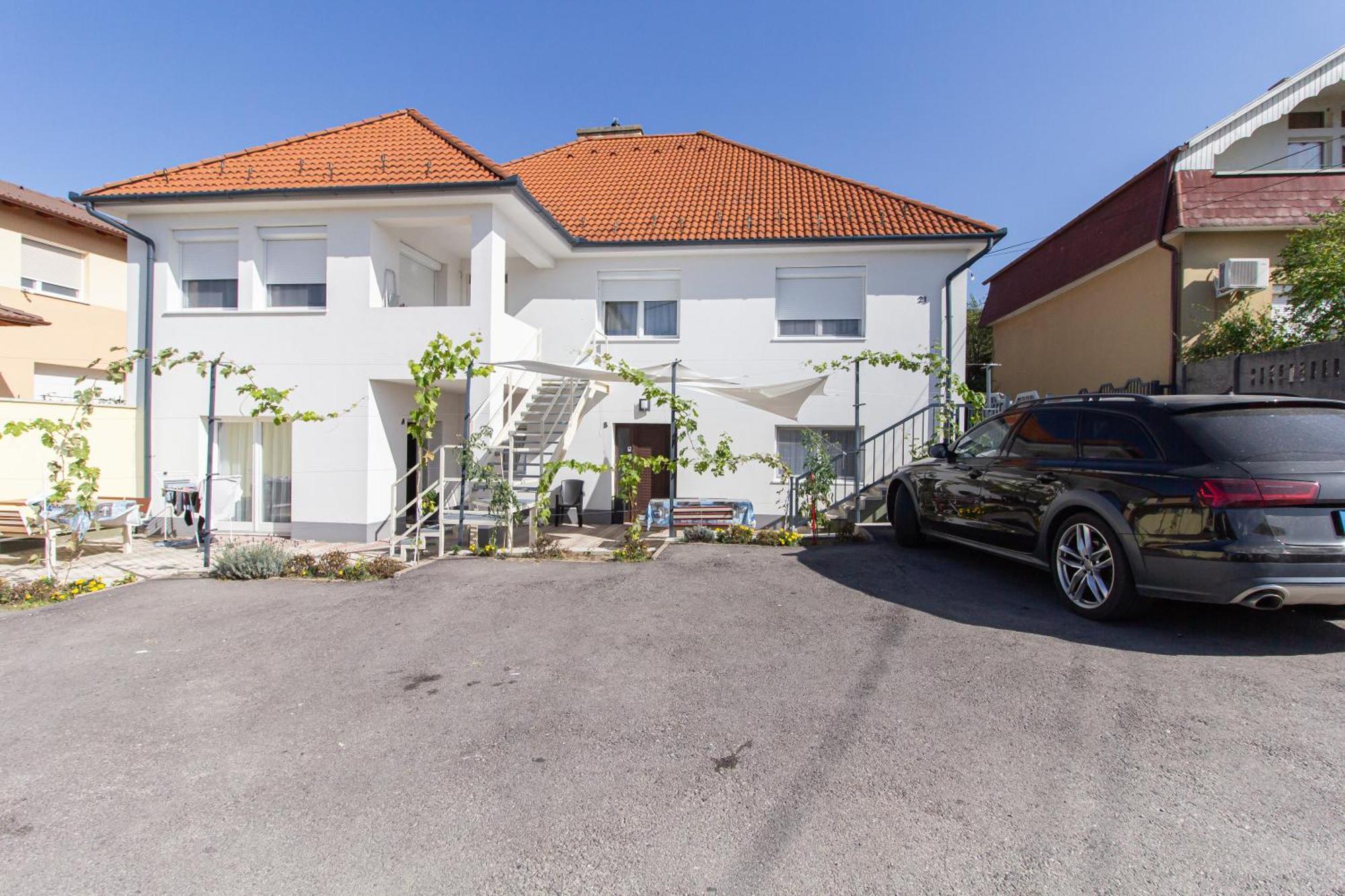 Deli Terasz B Apartman Free Parking, Self-Check-In Anytime เยอร์ ภายนอก รูปภาพ