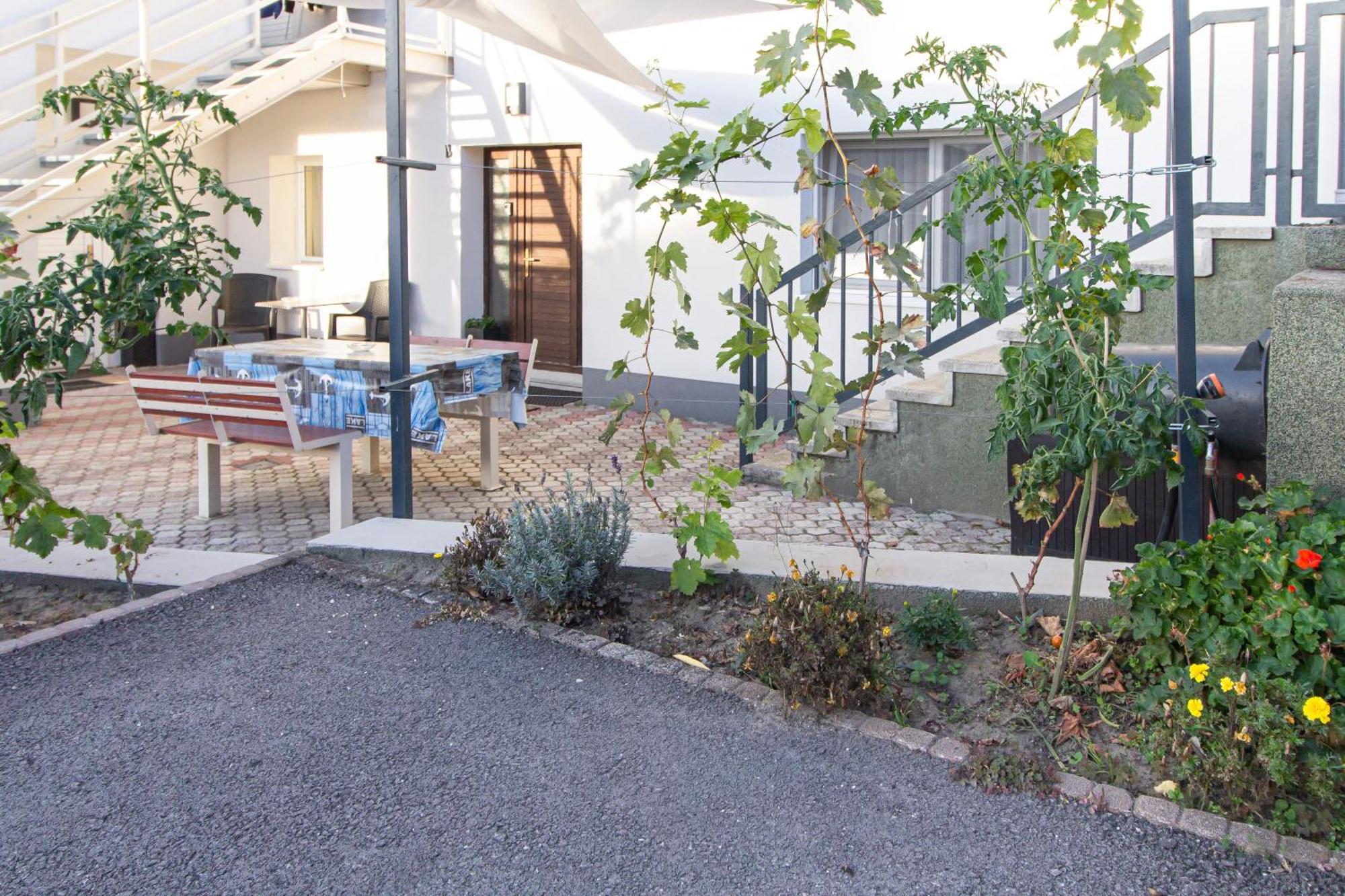 Deli Terasz B Apartman Free Parking, Self-Check-In Anytime เยอร์ ภายนอก รูปภาพ